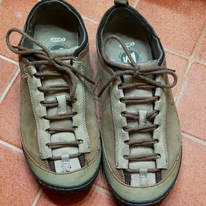 Qform Merrill walking shoes